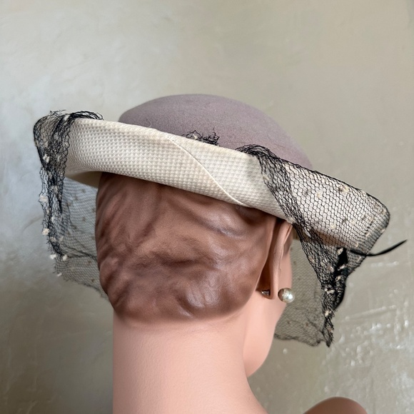 EYE-CATCHING 1940\'S BEIGE FELT/OFF WHITE FABRIC FEDORA + FEATHERS + DOTTED VEIL main image 12